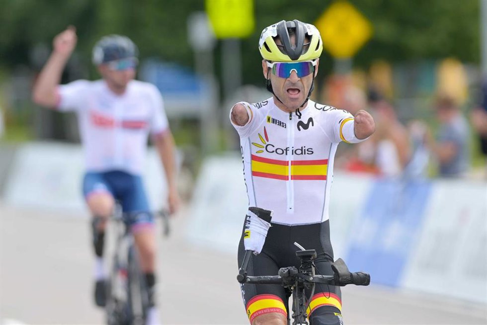 Archivo - El ciclista paralímpico Ricardo Ten celebra una victoria.