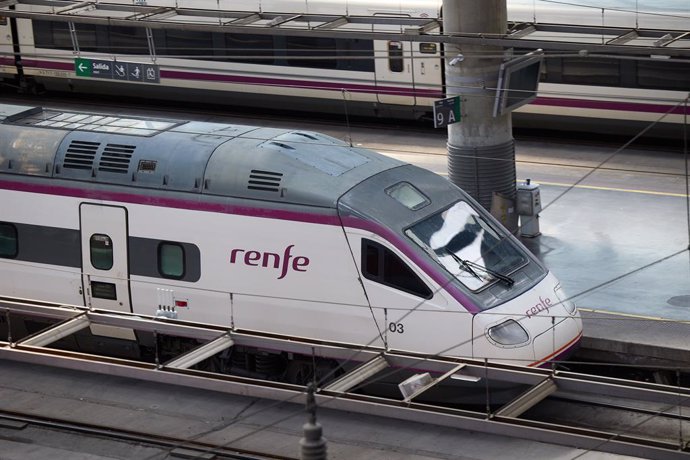 Trenes de Renfe con motivo de la segunda fase de la operación Salida por Semana Santa en la Estación de Atocha, a 27 de marzo de 2024, en Madrid (España). Renfe ha dispuesto más de 4.000 trenes de AVE, Avlo, Alvia, Euromed, Intercity y Media Distancia par