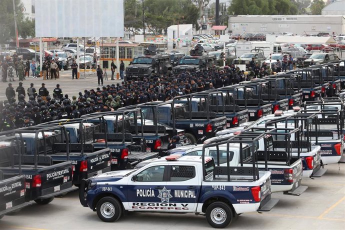 Archivo - Vehículos y agentes de Policía de México