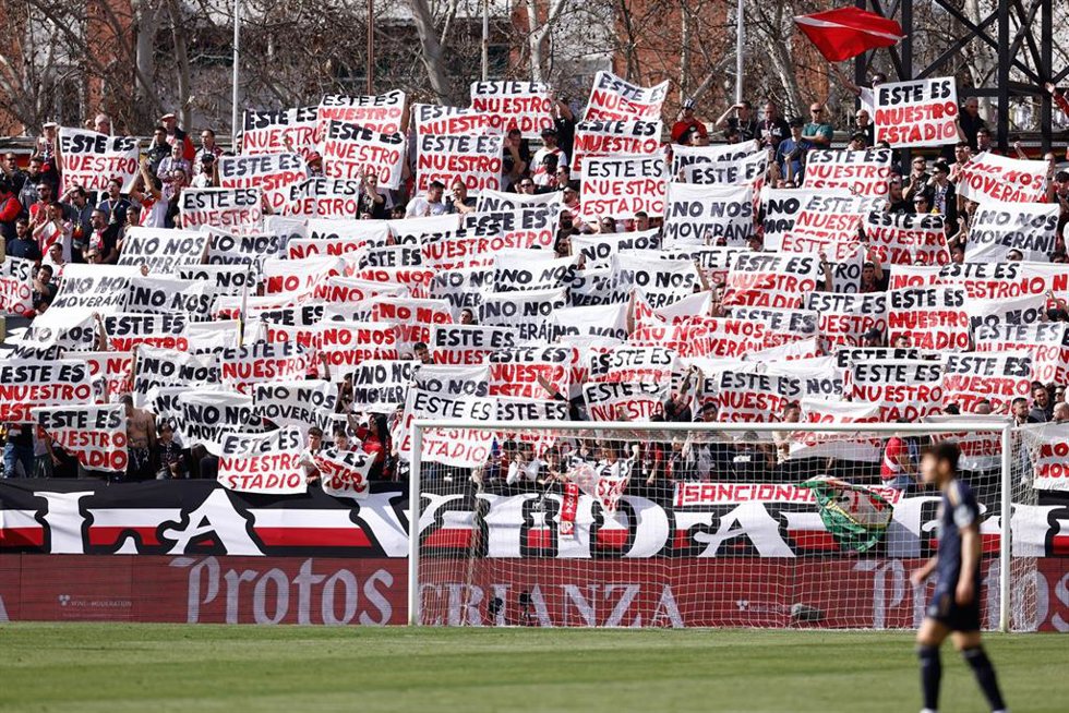 Archivo - Protesta en la grada de Vallecas contra un posible traslado de la sede del Rayo.