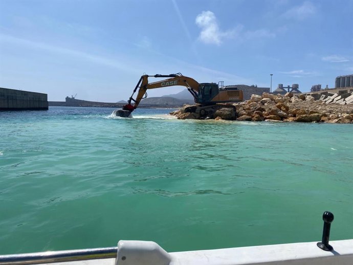 Obras de la pasarela que unirá el duque de alba con el Muelle Ribera I en Carboneras (Almería)