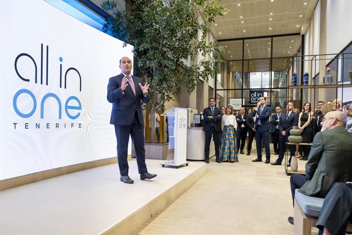 El director territorial de Caixabank en Canarias, Manuel Afonso, en la inauguración del centro 'all in one' de Tenerife