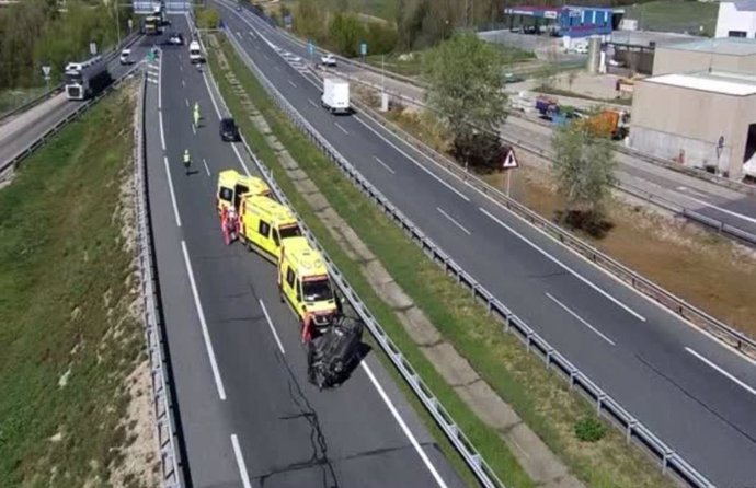 Atención sanitaria en el accidente entre dos vehículos en la A-1 en Arnada (Burgos).