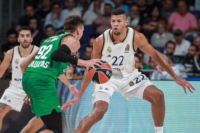 Archivo - Edgaras Ulanovas ante Walter Tavares en el Real Madrid-Zalgiris de la Euroliga 23-24