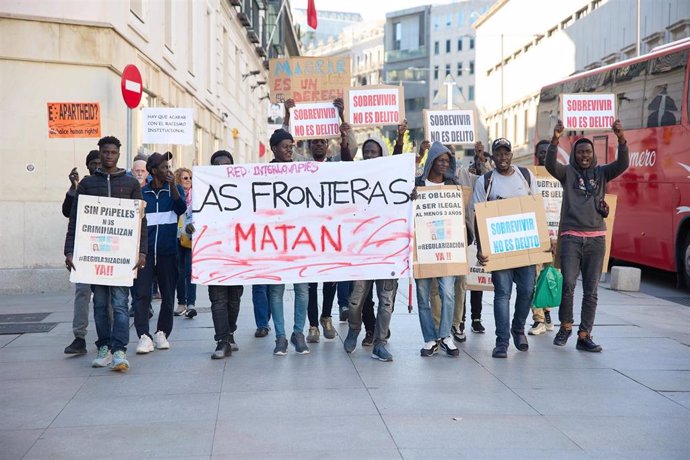 Varias personas se concentran frente al Congreso en defensa de la ILP RegularizaciónYa 