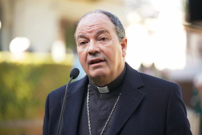 El obispo de Vitoria, Juan Carlos Elizalde, interviene en la capilla ardiente del exlehendakari José Antonio Ardanza, en el Palacio de Ajuria Enea, a 10 de abril de 2024, en Vitoria-Gasteiz, Álava, País Vasco (España). Urkullu, durante los últimos dos d