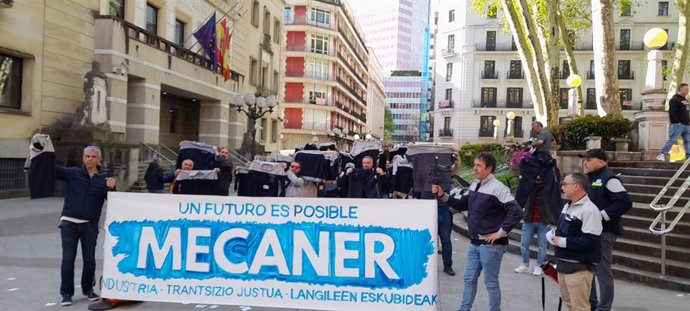 Trabajadores de Mecaner se concentran ante Sabin Etxea en Bilbao