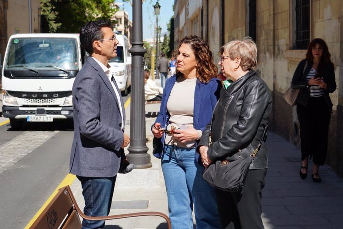 Paco Cuenca, Raquel Ruz y María de Leyva, en la calle Rector López Argüeta
