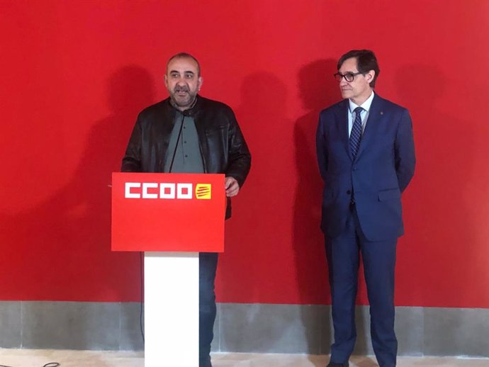 El secretario general de CC.OO. Catalunya, Javier Pacheco, junto al líder del PSC, Salvador Illa, en declaraciones a periodistas antes de reunirse en la sede de CC.OO.