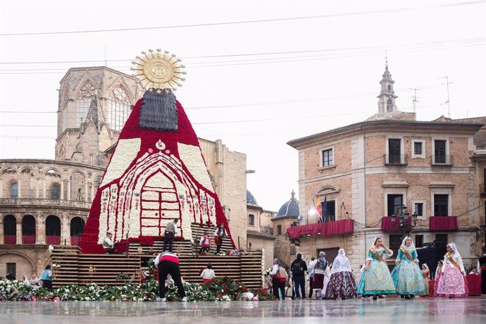 Imagen del segundo día de ofrenda a la Virgen de los Desamparados en la ciudad de València durante las Fallas de 2024.   