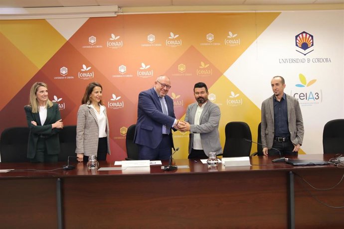 Torralbo y Barbado se dan la mano tras la firma del acuerdo.