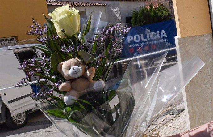 Una persona leva un ramo de flores y un peluche al lugar de los hechos, a 3 de abril de 2024, en Bellcaire d'Empordà, Girona, Catalunya, (España). 