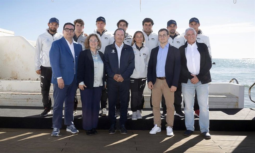 Tripulación juvenil del Sail Team Barcelona junto a representantes de CaixaBank, Port de Sitges, Club Náutico de Sitges y la alcaldesa de la localidad.