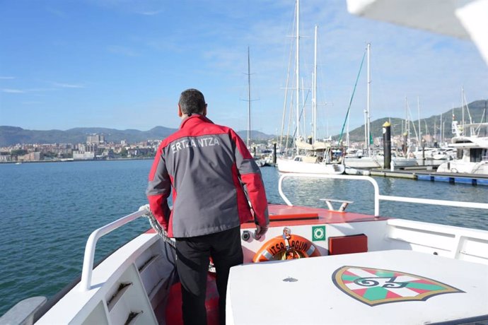 La Ertzaintza realiza un recorrido preventivo por la ría un día antes de que el Athletic surque la ría de Bilbao en la gabarra para celebrar su victoria como campeón de la Copa del rey.