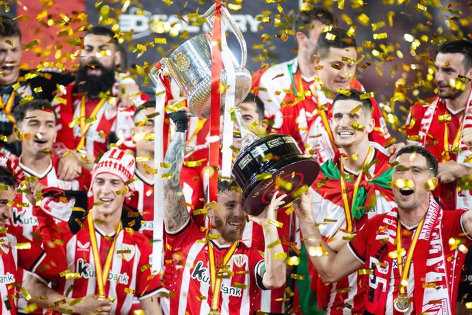 Players of Athletic Club celebrates with the trophy during the spanish cup, Copa del Rey, Final football match played between Athletic Club  and RCD Mallorca at La Cartuja stadium on April 6, 2024, in Sevilla, Spain.