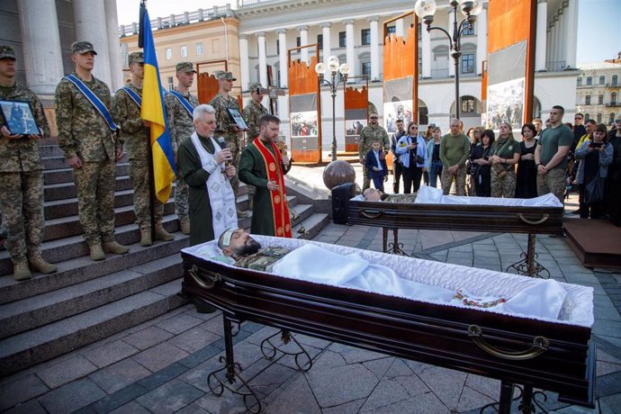 Funeral de dos soldados rusos, celebrado en Kiev.