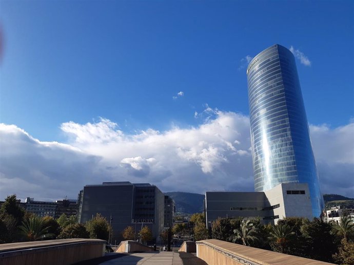 Archivo - Sol y algunas nubes en Bilbao