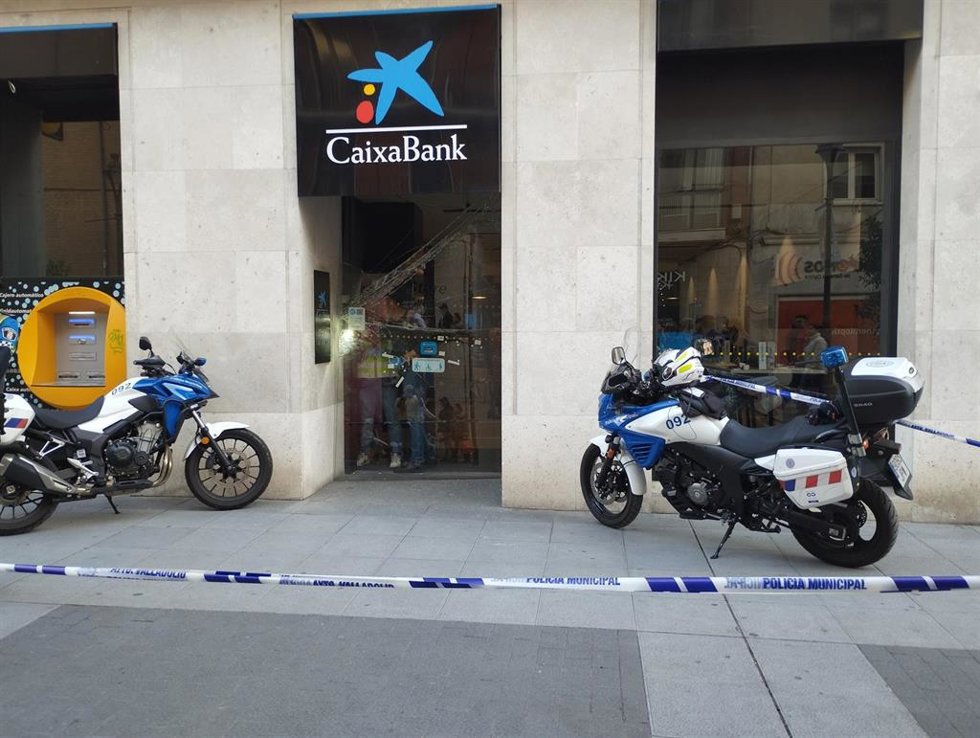 Imagen de la sucursal acordonada por la Policía Municipal tras el intento de robo de los teléfonos móviles.
