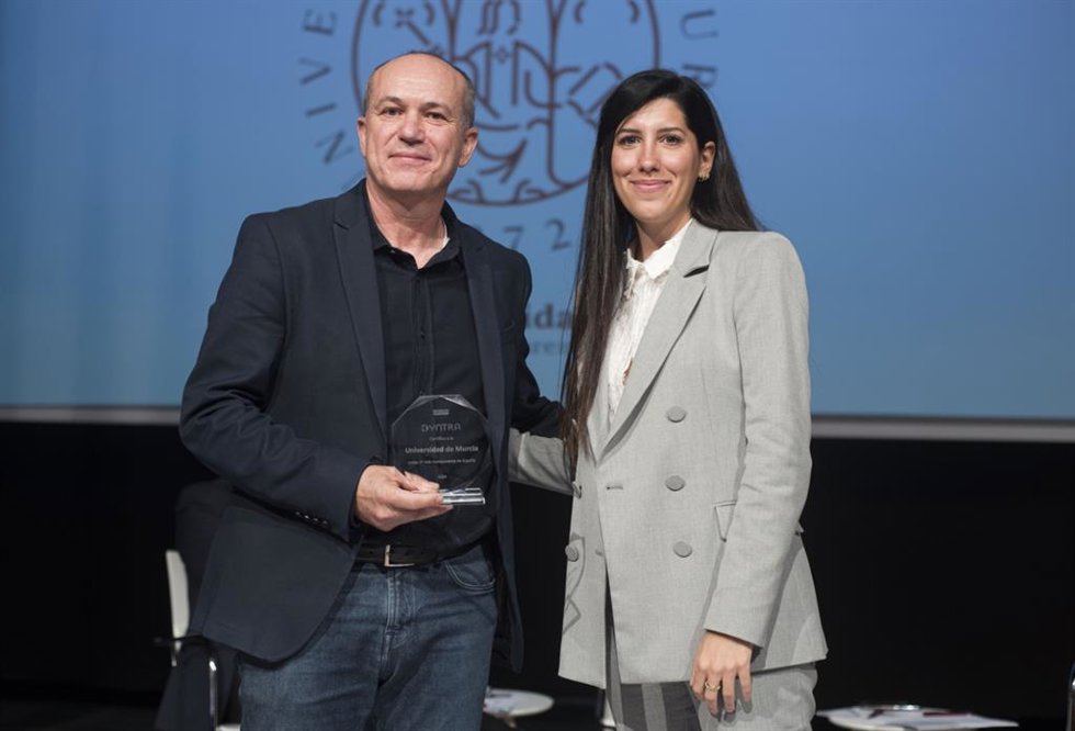 El vicerrector de Responsabilidad Social y Cultura de la UMU, Longinos Marín, y la directora de Evaluaciones de DYNTRA, Ana Gloria Gómez