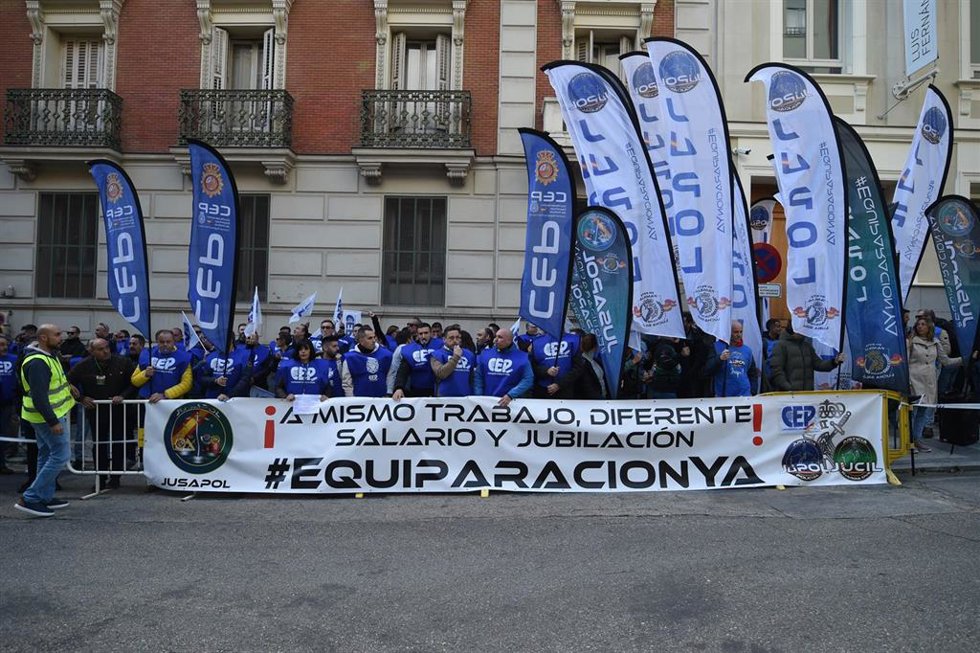 Archivo - Miembros de los sindicatos de Policía JUPOL y CEP junto a las asociaciones de Guardia Civil JUCIL y AEGC con una pancarta durante una protesta frente al Ministerio del Interior