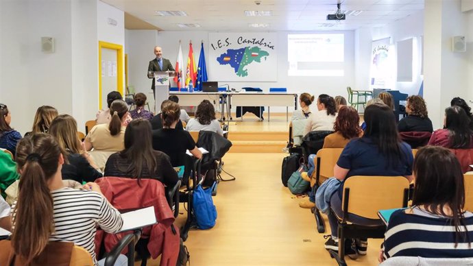El consejero de Educación, Formación Profesional y Universidades, Sergio Silva, inaugura las Jornadas de formación en Desarrollo Neuromotor