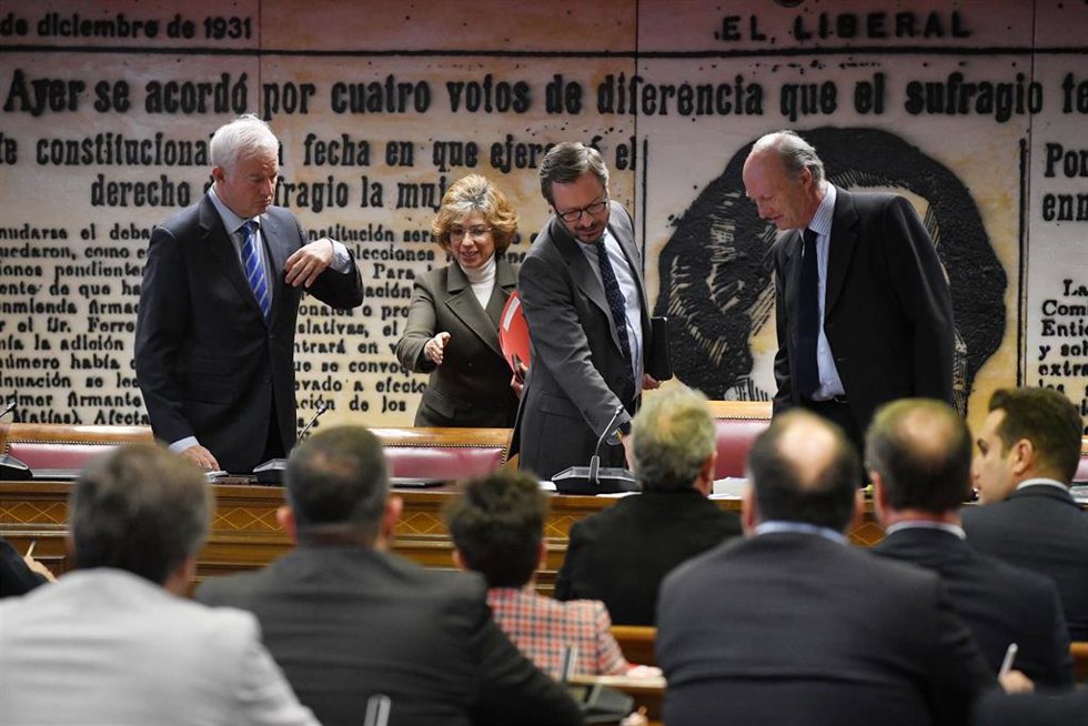 El diputado del PP Eloy Suárez (1i), y el vicepresidente primero de la Mesa del Senado, Javier Maroto (2d), a su llegada a la constitución y designación de la mesa de la Comisión de Investigación por el caso Koldo