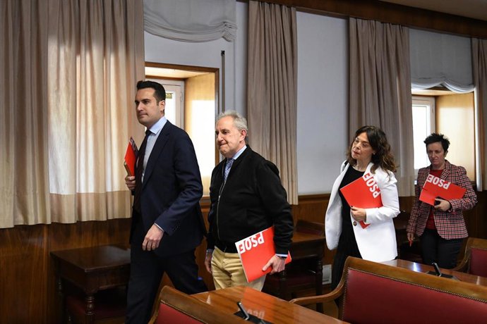 Los senadores del PSOE José Latorre Ruíz (1i) y Alfonso Gil (2i) durante la constitución y designación de la mesa de la Comisión de Investigación por el ‘caso Koldo’, en el Senado, a 1 de abril de 2024, en Madrid (España). 