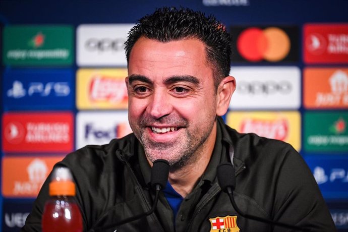 El entrenador del FC Barcelona, Xavi Hernández, en la sala de prensa del Parc des Princes de París