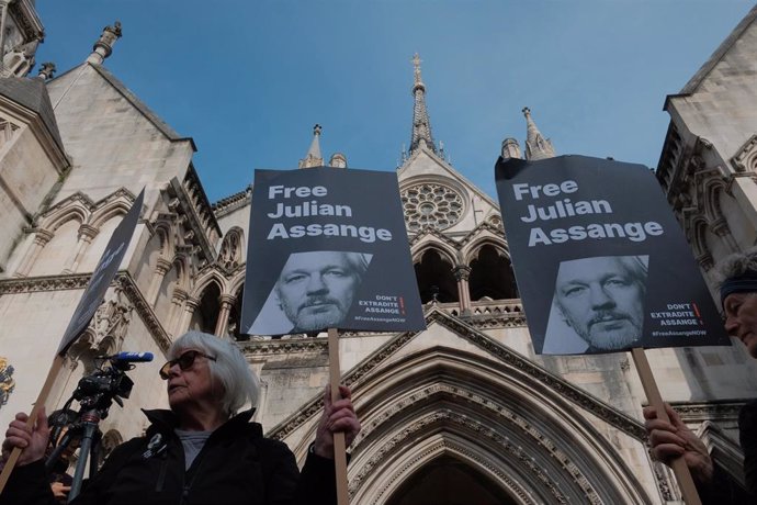 Concentración de apoyo a Julian Assange junto al Tribunal Superior en Londres