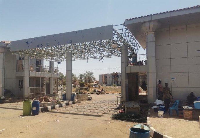 Entrada de la sede de la radiotelevisión de Sudán en Omdurman tras el anuncio del Ejército de que había tomado su control, que estaba en manos de las RSF desde el estallido del conflicto