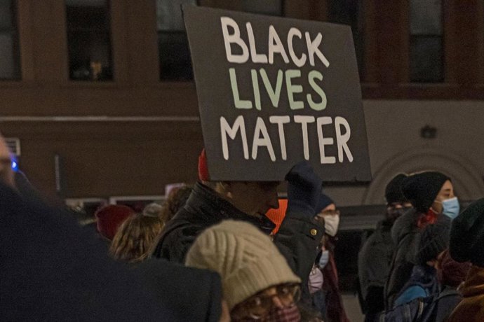 Archivo - Un cartel protesta de una manifestación del movimiento 'Black Lives Matter'