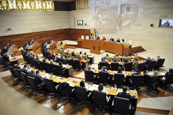 Archivo - Pleno en la Asamblea de Extremadura
