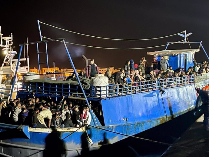 Archivo - November 4, 2023, LAMPEDUSA: Un peschereccio, con a bordo circa 400 migranti, è giunto a Lampedusa ed ha attraccato al molo commerciale dove sono ancora in corso le operazioni di sbarco. A scortarlo fino alla banchina, per evitare rischi perché 