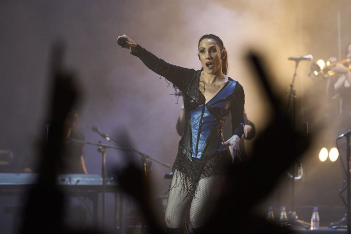 Archivo - Malú durante un concierto (archivo)