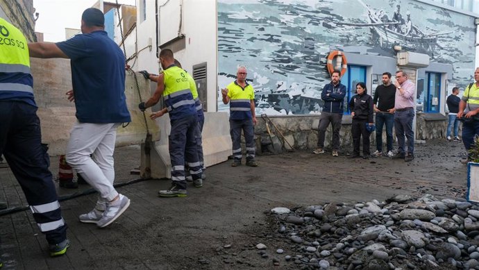 Barreras de contención instaladas en el barrio de San Cristóbal, en Las Palmas de Gran Canaria, para minimizar los efecto de la pleamar