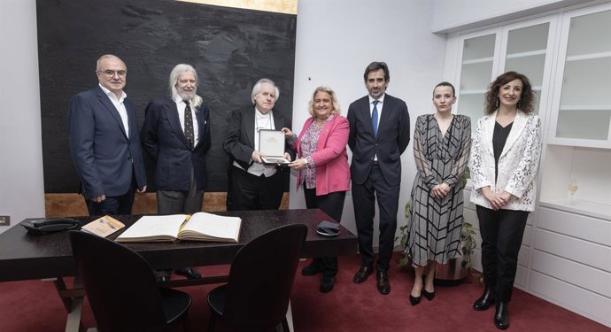 El pianista ruso nacionalizado español Grigory Sokolov ha recibido la Medalla de Oro del Palau de la Música de València.