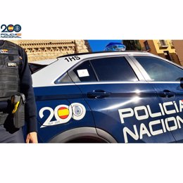 Archivo - La Policía Nacional patrulla en Teruel con dispositivos eléctricos de inmovilización y cámaras.