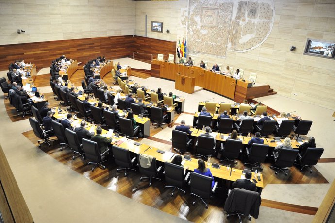 Archivo - Pleno de la Asamblea de Extremadura, en una foto de archivo