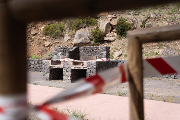 Fogones cerrados en el área recreativa de El Pinar, en La Gomera