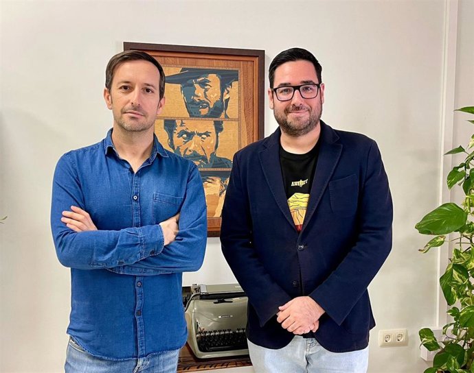 El cineasta Juan Francisco Viruega y el alcalde de Tabernas (Almería), José Díaz.