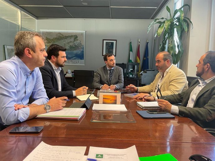 El director general de Infraestructuras del Agua, Álvaro Real, y el diputado provincial de Asistencia a Municipios, Antonio Aragón, en una reunión.