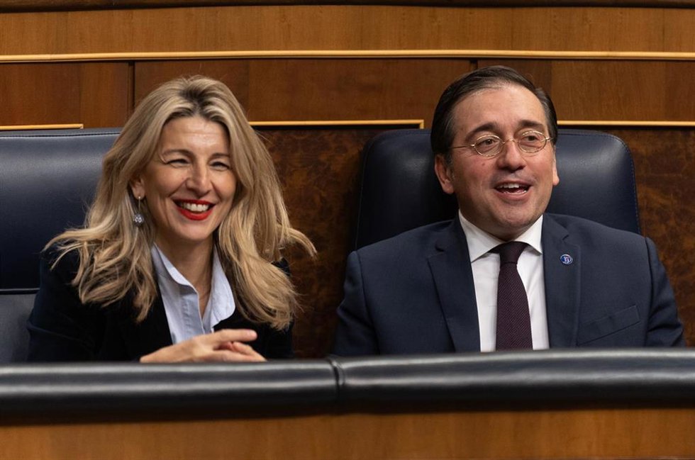 Archivo - El ministro de Asuntos Exteriores, Unión Europea y Cooperación, José Manuel Albares, y la vicepresidenta segunda y ministra de Trabajo y Economía Social, Yolanda Díaz, durante una sesión plenaria, en el Congreso de los Diputados, a 5 de diciem