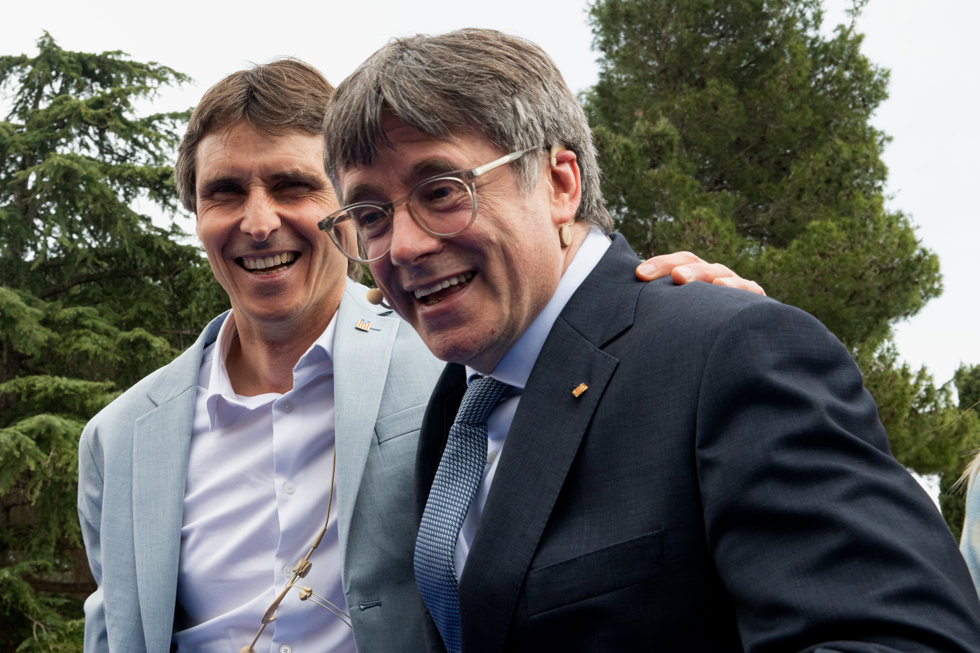 El candidato de Junts por Girona, Salvador Vergés (i), y el expresidente de la Generalitat y candidato de Junts a las elecciones catalanas, Carles Puigdemont (d), durante un acto de Junts+, a 6 de abril de 2024, en Elna (Francia).