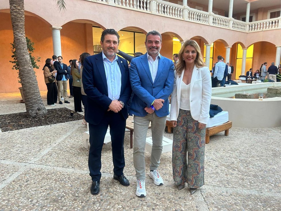 El alcalde de Calvi, Juan Antonio Amengual, y la alcaldesa de Andratx, Estefanía Gonzalvo.