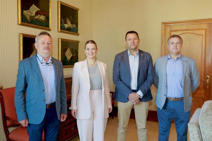 La presidenta del Govern, Marga Prohens, junto a los miembros de la Asociación de la Escala de Suboficiales de la Guardia Civil, el delegado balear, Antonio Jesús Postigo, el vicedelegado, Miguel Ángel Naranjo, y el vocal, Alejandro N. Perdigón.