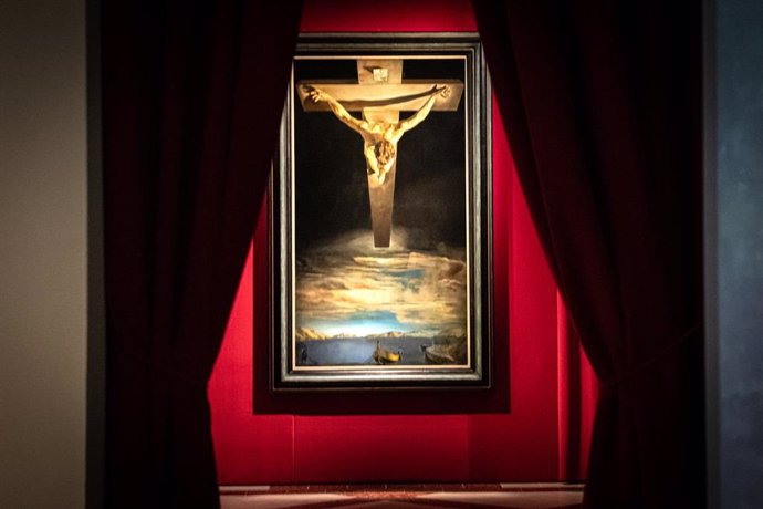 Archivo - Cuadro 'Cristo de San Juan de la Cruz' tras unas cortinas, durante la presentación de la exposición 'Dalí. El Cristo de Portlligat' y el libro '¿Por qué, Dalí?', en la Fundación Dalí