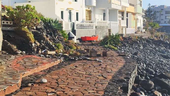 Daños motivados por las olas en el núcleo de Las Eras, en Arico