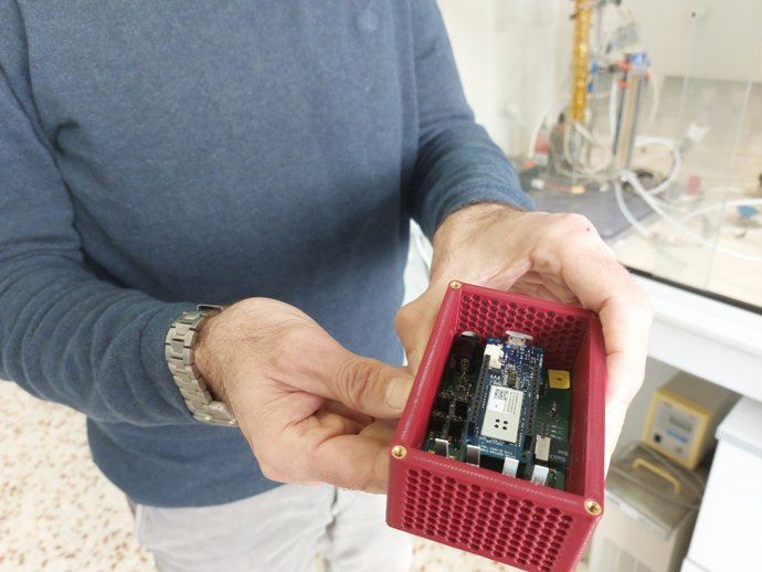 El investigador Eduard Llobet muestra un nodo desarrollado durante el proyecto