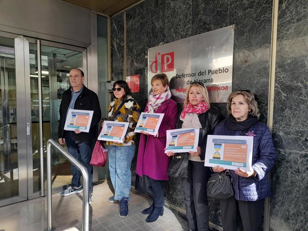 Cocemfe Navarra entrega al Defensor del Pueblo un manifiesto y 150 testimonios contra las "desesperantes" listas de espera