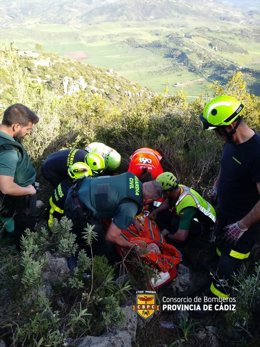 Bomberos, Guardia Civil y 061 asisten al parapentista accidentado en Algodonales.